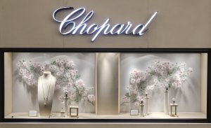William Amor, upcycling artist, window displays for the Chopard stand at Watches & Wonders 2024, Geneva. For this 2024 edition, William Amor imagined a romantic décor to highlight the Chopard collections in the 14 windows of the Watches & Wonders stand. © Jess Hoffman